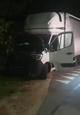 Zderzenie busa z autem osobowym w Łubnicach — akcja służb na skrzyżowaniu