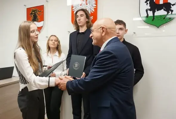 Powiat Wieruszowski nagrodził najlepszych uczniów. Stypendia wręczono podczas sesji Rady Powiatu