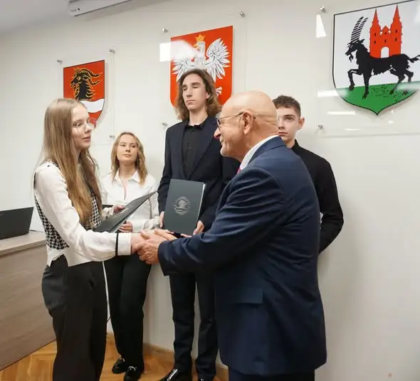 Powiat Wieruszowski nagrodził najlepszych uczniów. Stypendia wręczono podczas sesji Rady Powiatu