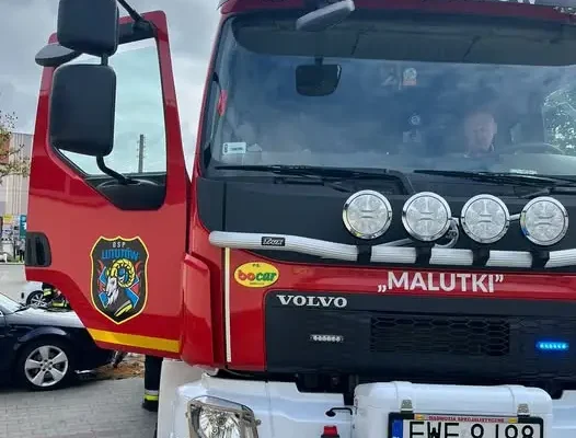 Plama oleju na ulicy Klonowskiej w Lututowie — interwencja OSP Lututów