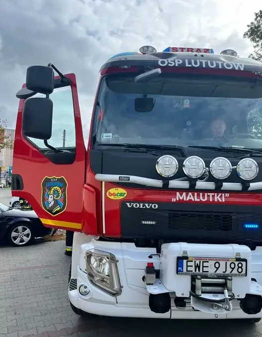 Plama oleju na ulicy Klonowskiej w Lututowie — interwencja OSP Lututów
