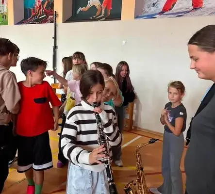 Orkiestra z Czastar zachęca uczniów do nauki gry na instrumentach