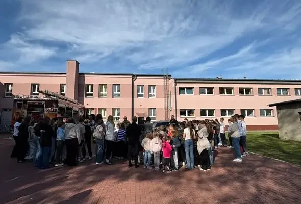 Próbna ewakuacja w szkole w Łubnicach z udziałem strażaków