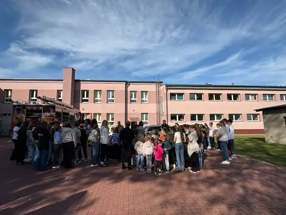 Próbna ewakuacja w szkole w Łubnicach z udziałem strażaków