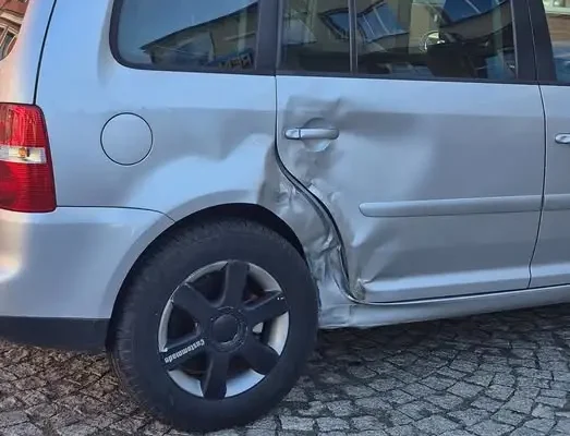 Zderzenie jednośladu z samochodem na ul. Warszawskiej w Wieruszowie
