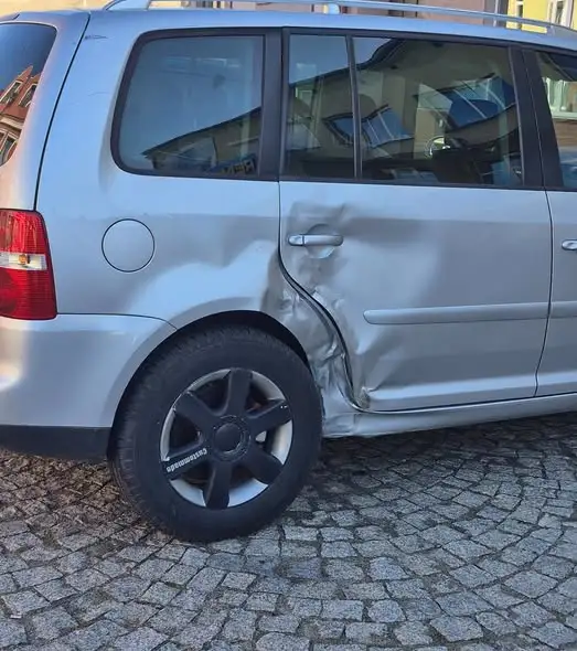 Zderzenie jednośladu z samochodem na ul. Warszawskiej w Wieruszowie