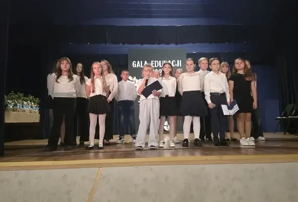 Gala Edukacji w Galewicach: 71 uczniów odebrało stypendia za wyniki w nauce i sporcie