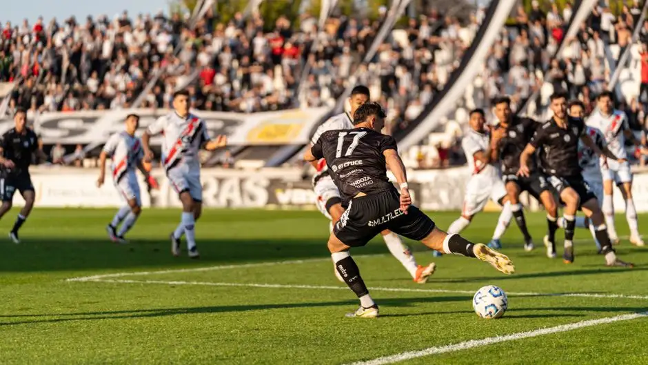 LKS Jaga Lututów remisuje z KKS Kurów 2:2 w emocjonującym meczu