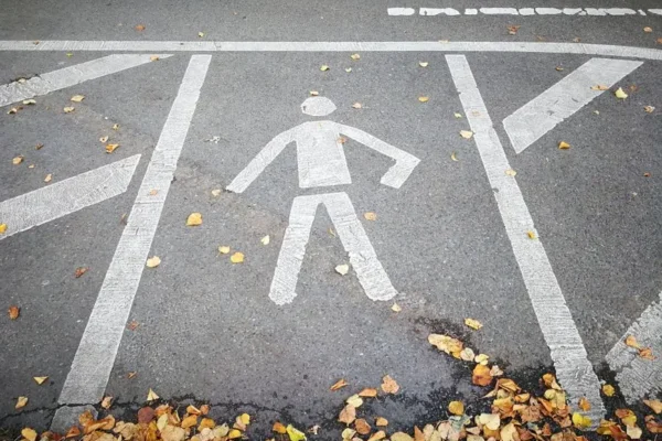 Potrącenie pieszego na przejściu w Górach. Policja apeluje o ostrożność