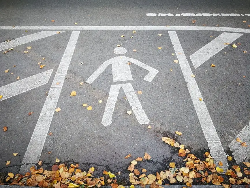 Potrącenie pieszego na przejściu w Górach. Policja apeluje o ostrożność